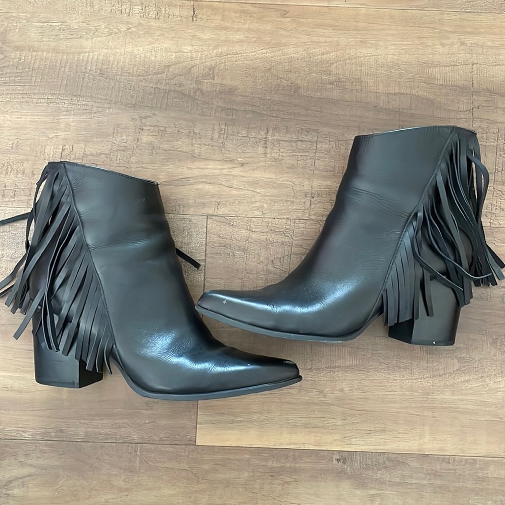 Black leather Steve Madden fringe booties
